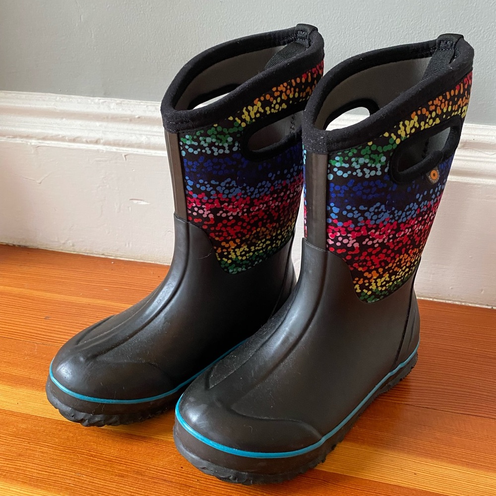Barely worn BOGS. Big Kid size 2. Perfect for cold weather. Waterproof!